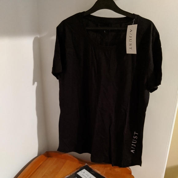 Brand new t-shirt - Picture 2 of 2